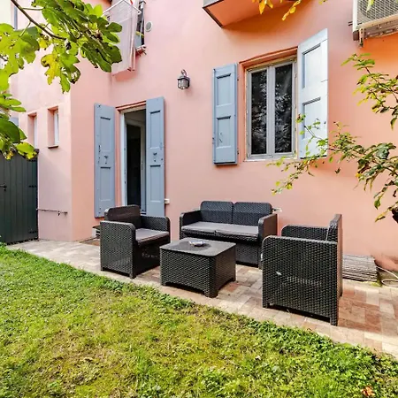 Oasis In The Center With Garden By Synergy Up To 5 Guests